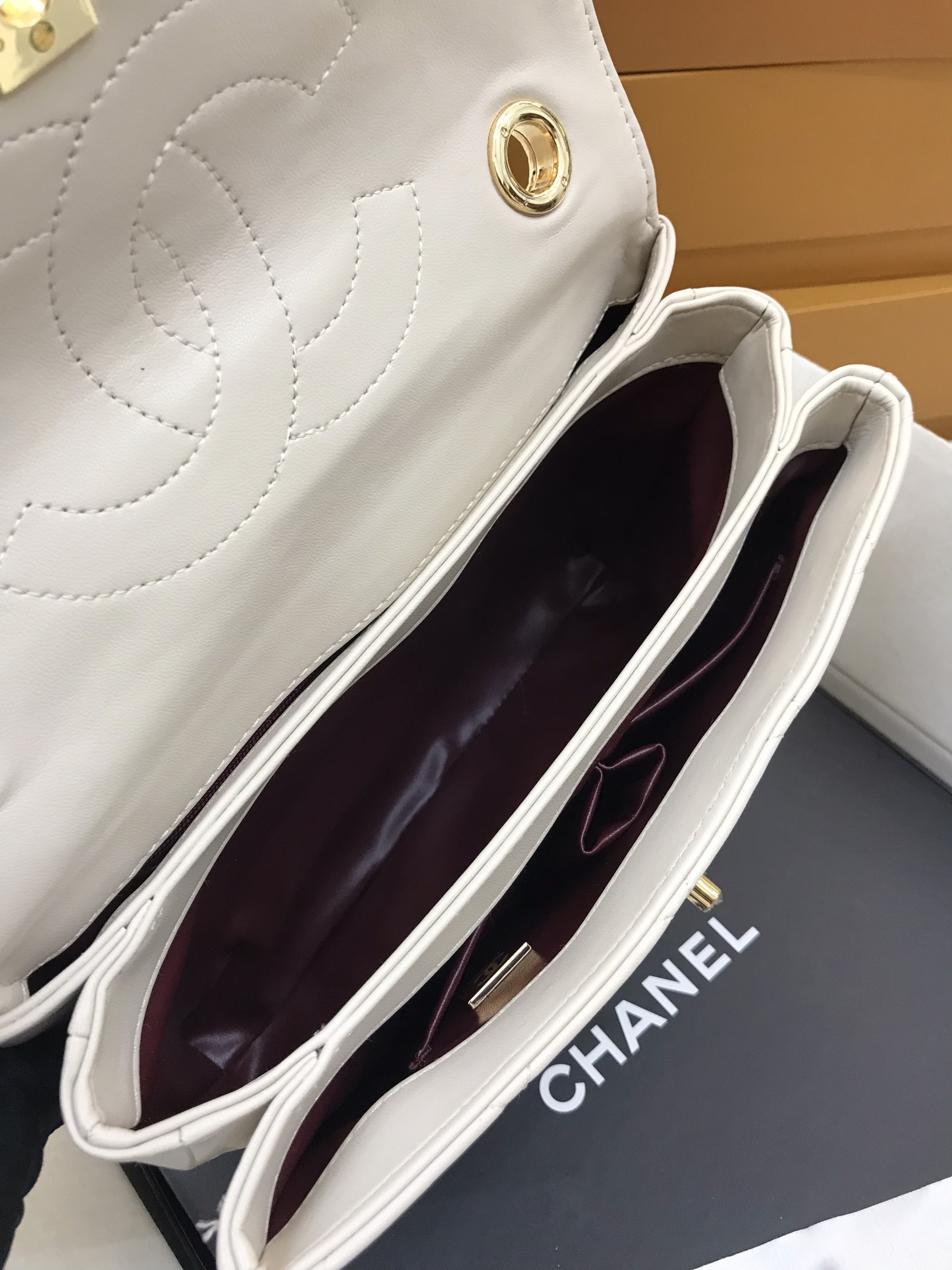 Túi Xách Chanel Trendy Super Logo Plate Màu Trắng Size 26cm